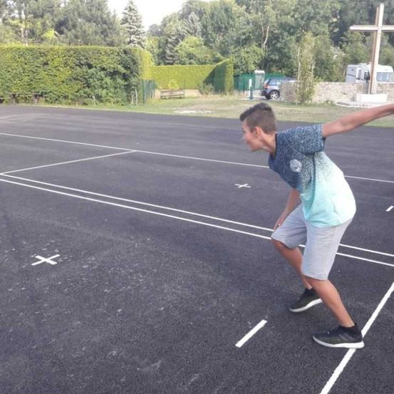 Bild enthält, Boy, Male, Person, Teen, Shoe, Tennis, Tennis Racket, Playing Tennis, Face, Head