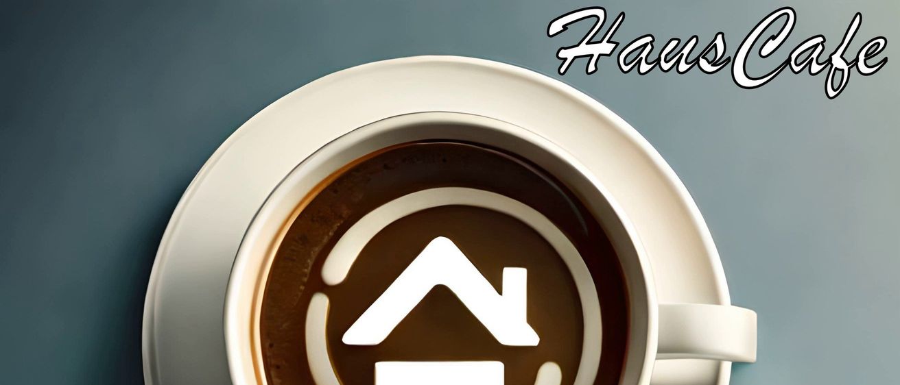 Eine Tasse Kaffee mit einem Hauslogo in der Mitte auf einer Untertasse mit grauem Hintergrund.