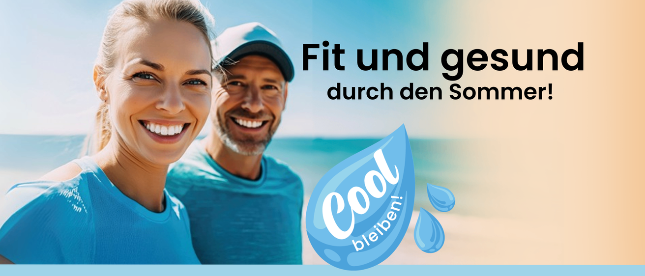 Ein lächelnder Mann mit einer blauen Mütze steht am Strand. Er trägt ein blaues Shirt. Über ihm stehen die Worte 'Fit und ge'. Unten befindet sich ein Logo, das 'Cool bleiben' lautet. Wassertropfen fallen herab.