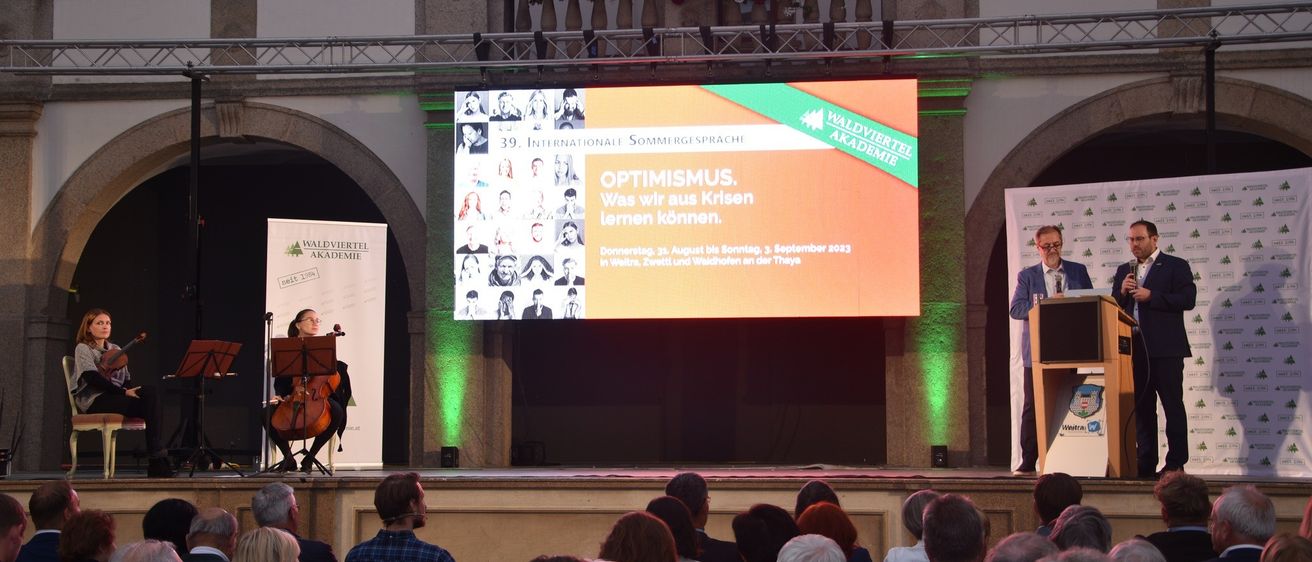 Bild enthält, People, Person, Crowd, Adult, Male, Man, Female, Woman, Audience, Stage