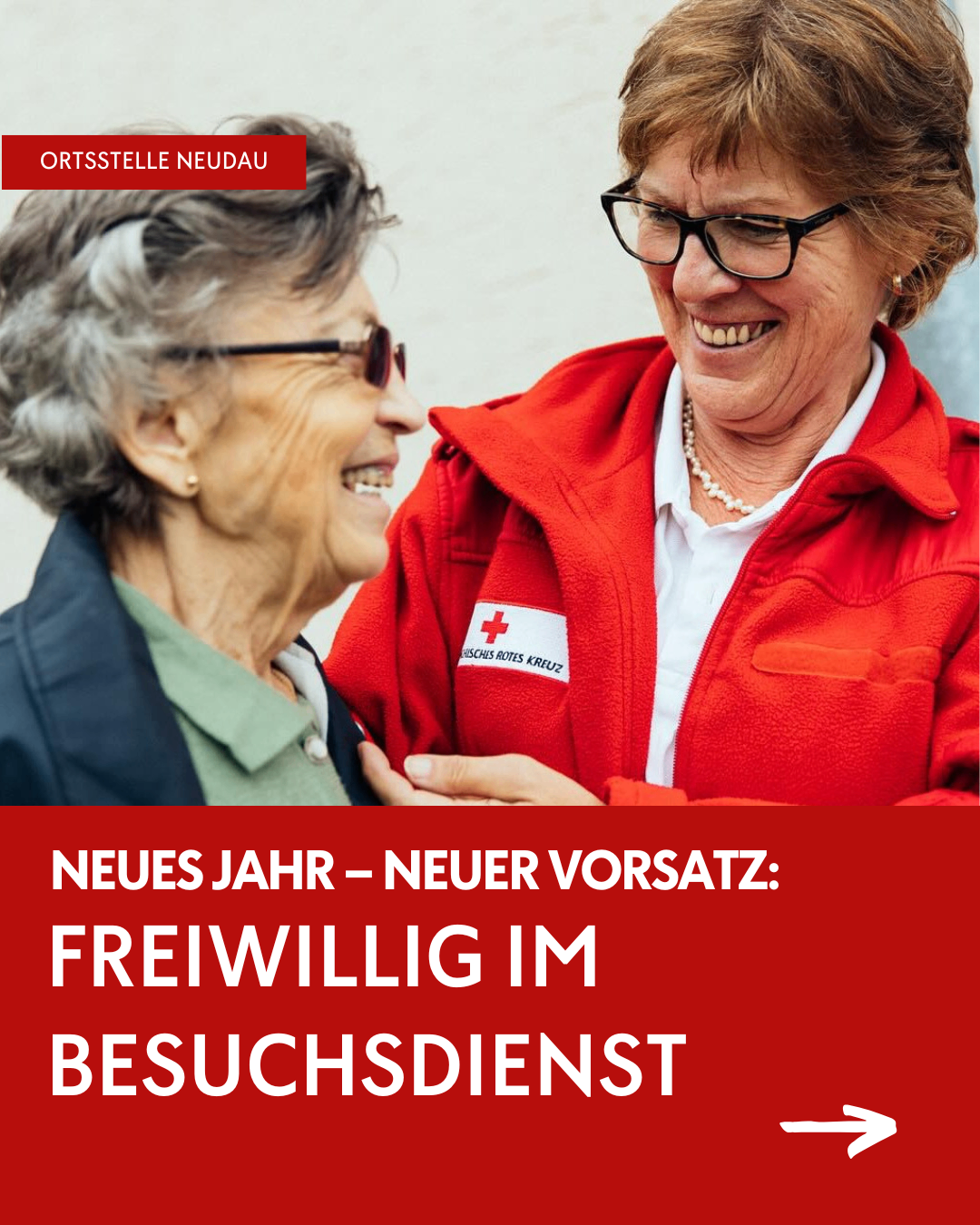 Zwei ältere Frauen lächeln und sehen sich an. Eine trägt eine rote Jacke mit weißem Kreuzemblem und eine Perlenkette. Der Text lautet 'Neues Jahr - neuer Vorsitz. Freiwillig im Besuchsdienst.'