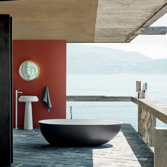 Bild enthält, Bathing, Nature, Outdoors, Scenery, Bathtub, Tub, Floor, Indoors, Interior Design, Waterfront