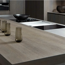 Bild enthält, Indoors, Interior Design, Furniture, Table, Tabletop, Kitchen, Kitchen Island, Cooktop, Sink
