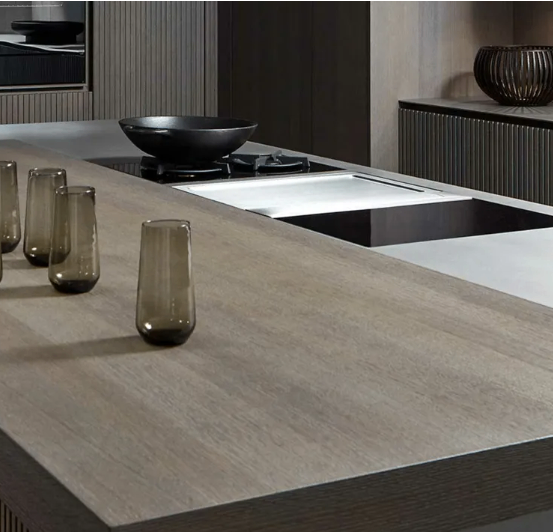 Bild enthält, Indoors, Interior Design, Furniture, Table, Tabletop, Kitchen, Kitchen Island, Cooktop, Sink