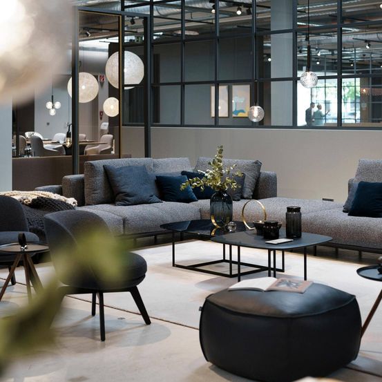 Bild enthält, Furniture, Indoors, Building, Foyer, Person, Lounge, Chair, Couch, Home Decor, Face