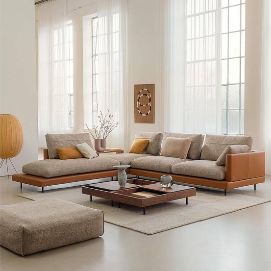 Bild enthält, Couch, Furniture, Home Decor, Table, Architecture, Building, Indoors, Living Room, Room