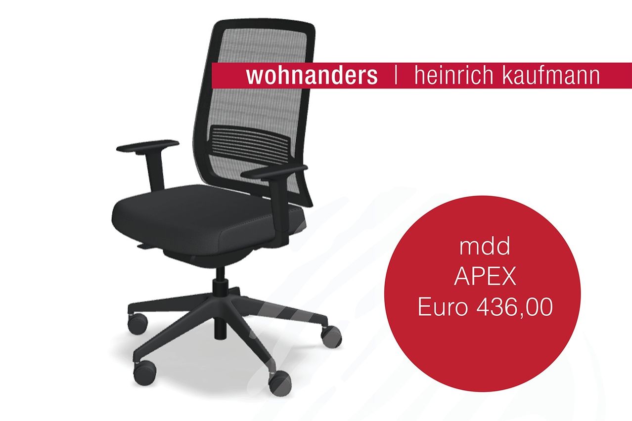 Schwarzer Bürostuhl mit Rädern, Netzrückenlehne und Armlehnen. Der Preisschild an der Seite zeigt Euro 436.