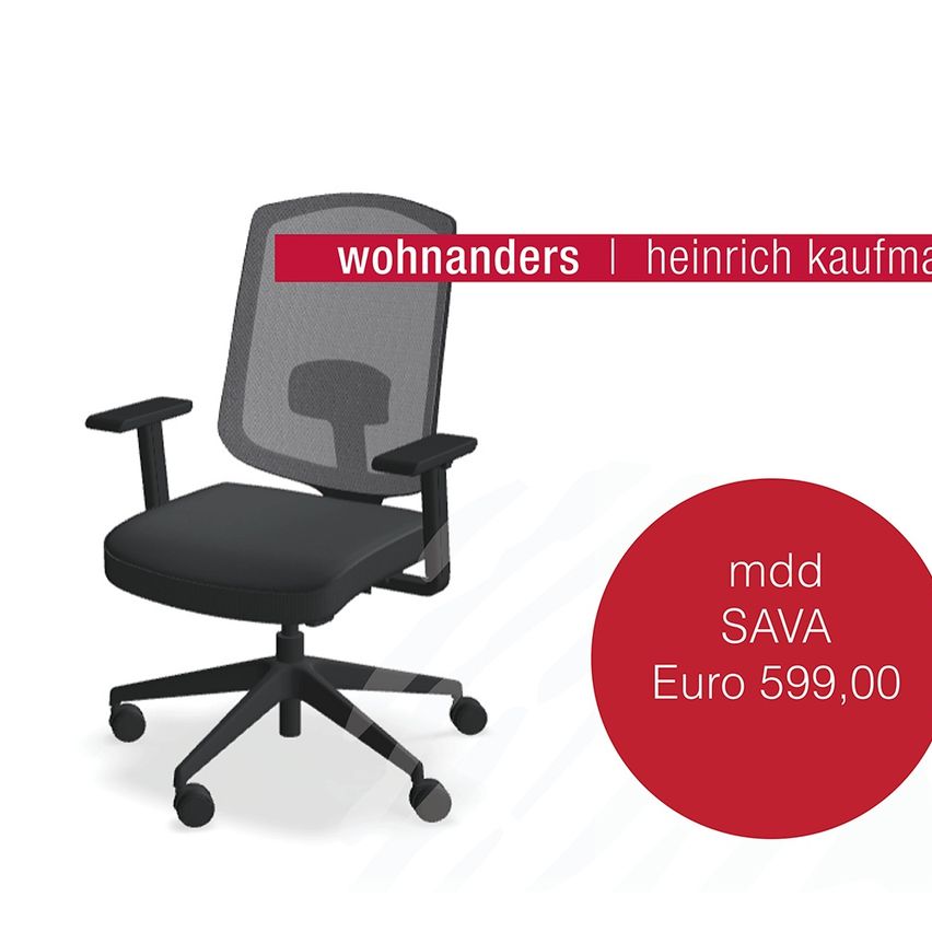 Ein schwarzer Bürostuhl mit Netzrückenlehne und Armlehnen wird auf weißem Hintergrund gezeigt. Der Text 'wohnanders I heinrich kaufma' ist rot. Ein roter Kreis mit dem Text 'mdd SAVA Euro 599,00' ist auf der rechten Seite zu sehen.