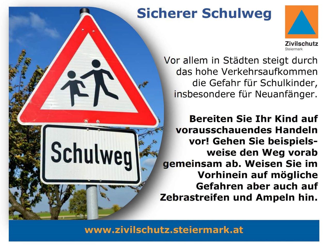 Ein Schild in Deutsch mit der Aufschrift 'Schulweg', das eine Schulroute anzeigt. Es zeigt ein Fußgängersymbol und steht auf einem Pfosten. Der Hintergrund besteht aus einem blauen Himmel und einem grünen Feld.