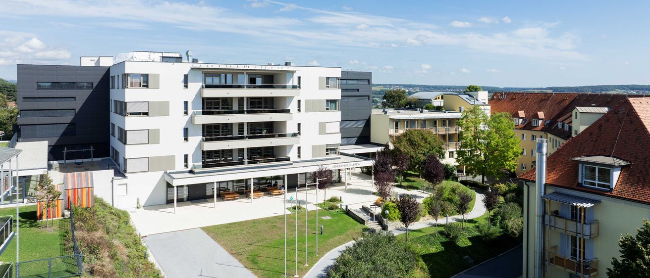 Bild enthält, Building, City, Bench, Urban, Outdoors, Building Complex, Housing, Person