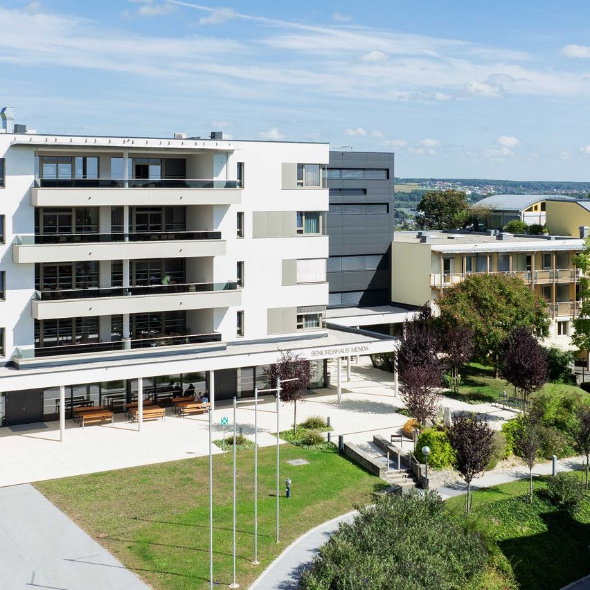 Bild enthält, Building, City, Bench, Urban, Outdoors, Building Complex, Housing, Person