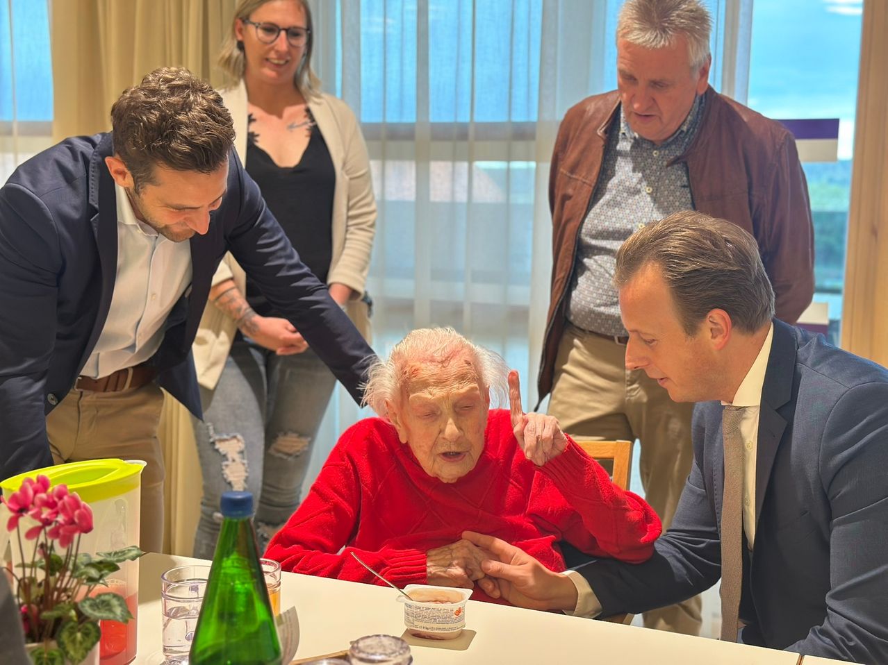 Bild enthält, People, Person, Adult, Female, Woman, Male, Man, Head, Face, Suit