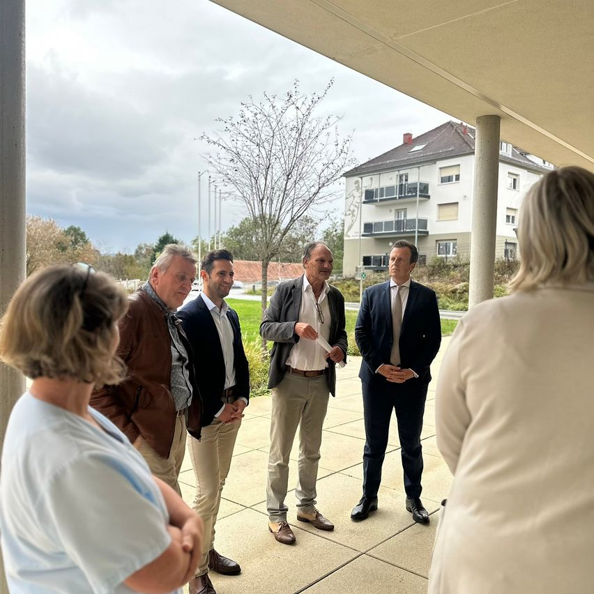 Bild enthält, Adult, Female, Person, Woman, Male, Man, Clothing, Footwear, Shoe, Coat