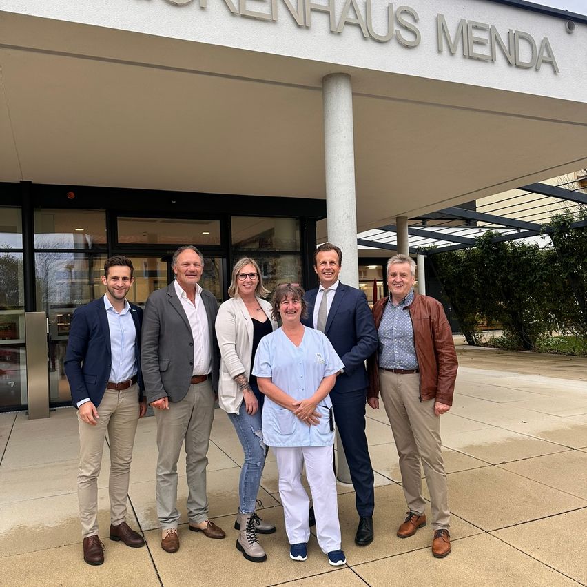 Bild enthält, Adult, Male, Man, Person, Groupshot, Shoe, Jeans, Suit, Coat, Building