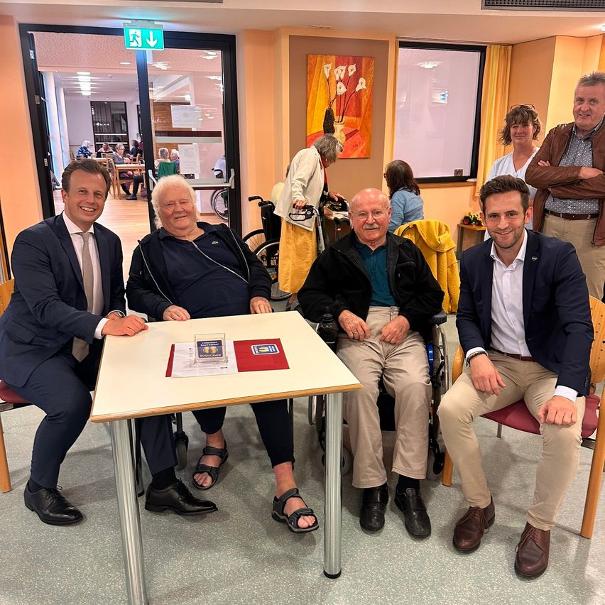 Bild enthält, People, Person, Adult, Male, Man, Shoe, Groupshot, Crowd, Suit, Table