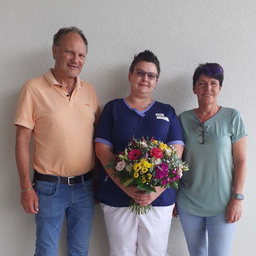 Bild enthält, Flower, Flower Arrangement, Flower Bouquet, Pants, Blouse, Adult, Male, Man, Person, Portrait