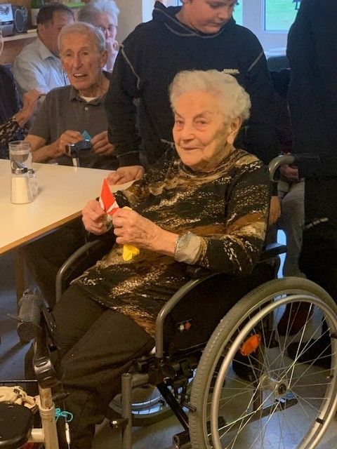 Bild enthält, Furniture, Wheel, Adult, Female, Person, Woman, Male, Man, Chair, Face