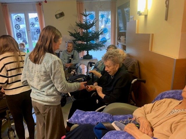 Bild enthält, Adult, Female, Person, Woman, Hospital, Head, Face, Furniture, Indoors, People