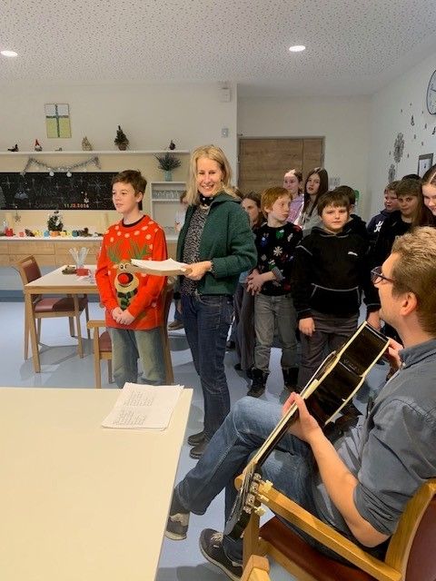 Bild enthält, Guitar, Guitarist, Person, Adult, Male, Man, Pants, Female, Woman, Child