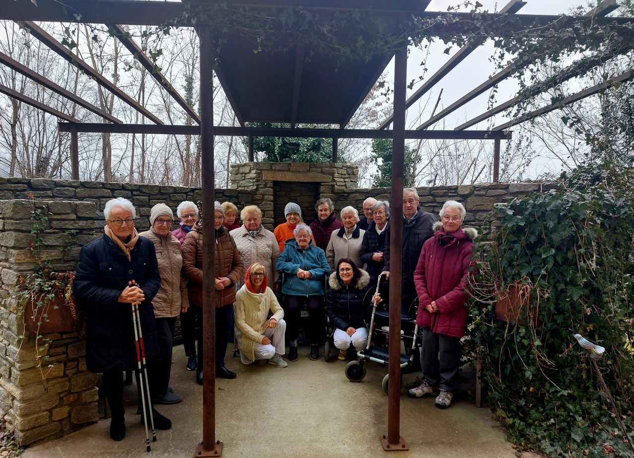 Bild enthält, Shelter, Porch, People, Person, Patio, Garden, Pergola, Coat, Jacket, Man