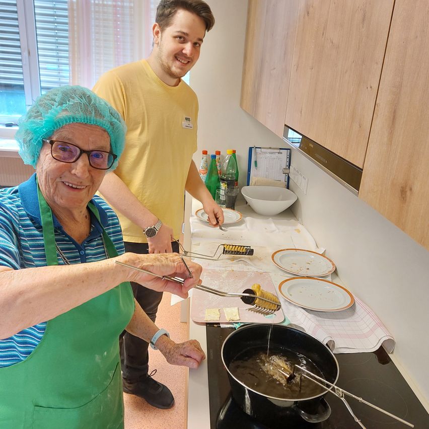 Bild enthält, Cooking, Food, Stirring Food, Person, Adult, Male, Man, Face, Head, Glasses