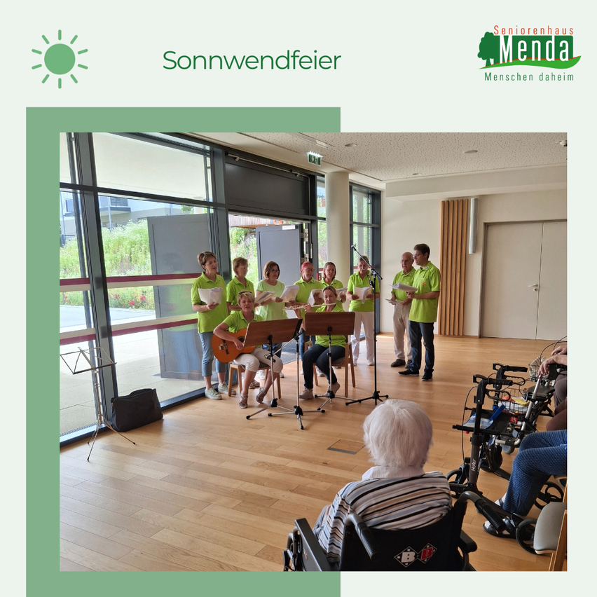 Eine Gruppe älterer Menschen in grünen Shirts spielt Musik in einem Raum. Sie stehen und sitzen mit Instrumenten, und es gibt Zuschauer in Rollstühlen, die zuhören.