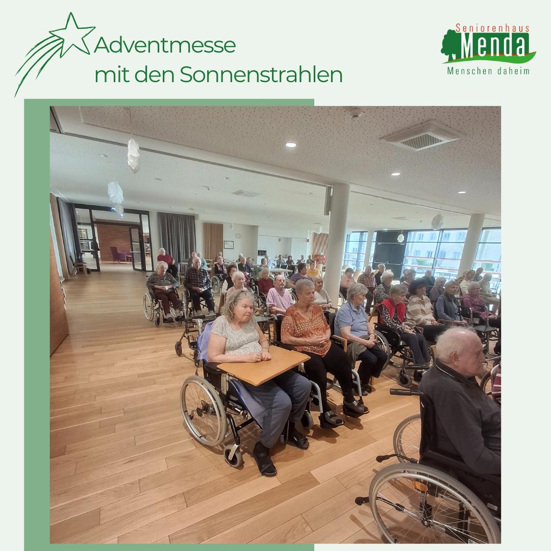 Eine Adventsmesse mit Sonnenstrahlen. Eine Gruppe älterer Menschen in Rollstühlen in einer Halle.