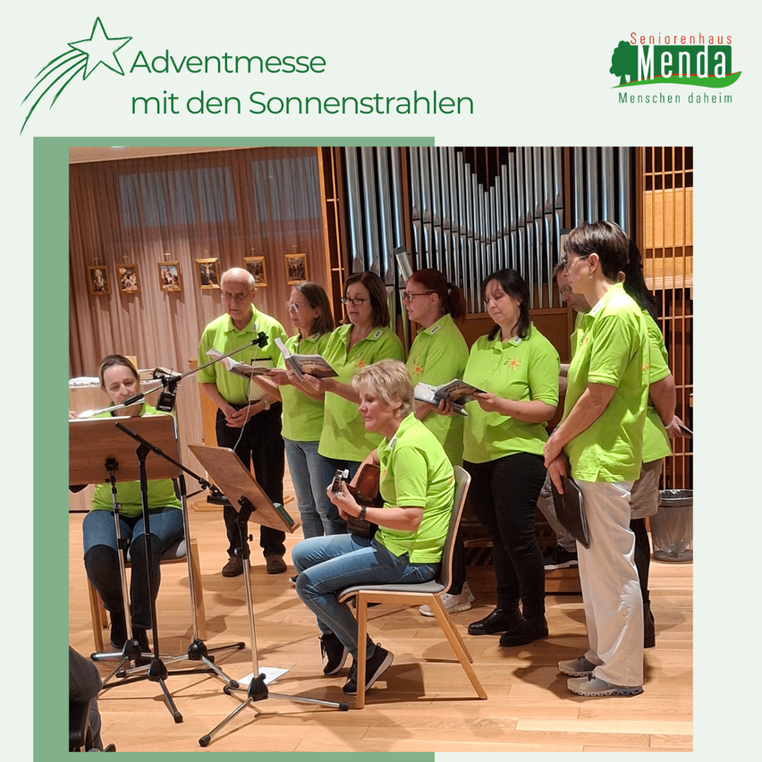 Ein Chor von Erwachsenen in grünen Kleidungsstücken singt in einer Kirche mit einer Orgel. Sie singen, halten Bücher und Musikinstrumente in den Händen.