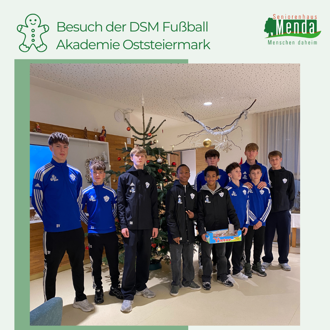 Mehrere Jungen in blauen und schwarzen Sportjacken posieren vor einem Weihnachtsbaum. Das Bild hat einen grünen Rand und enthält den Text Besuch der DSM FuBball Akademie Osteiermark.