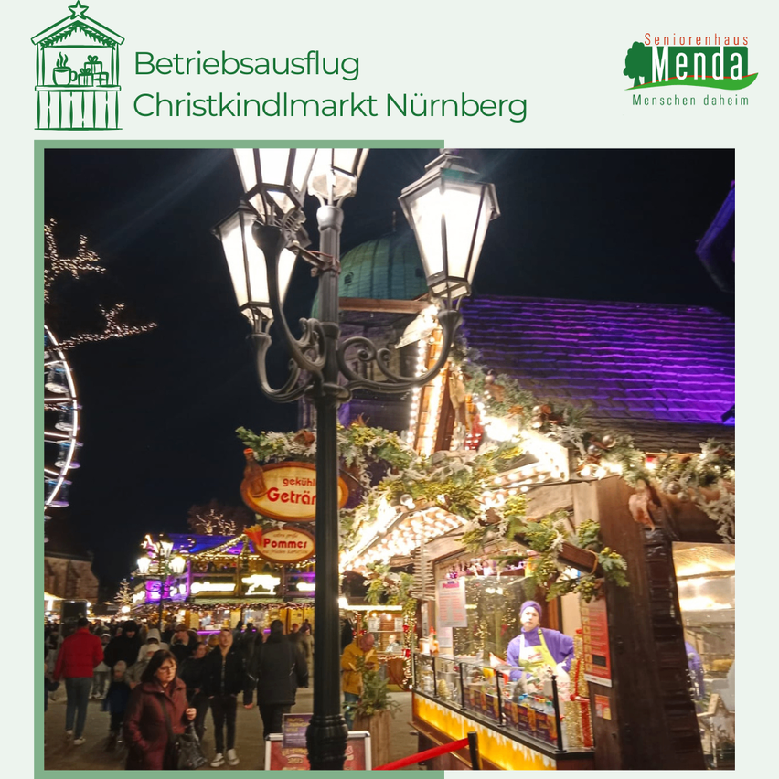 Das Bild zeigt einen überfüllten Weihnachtsmarkt in Nürnberg, Deutschland. Beleuchtete Stände und ein Riesenrad sind zu sehen. Ein laternenbeleuchteter Straßenlaterne steht im Vordergrund.