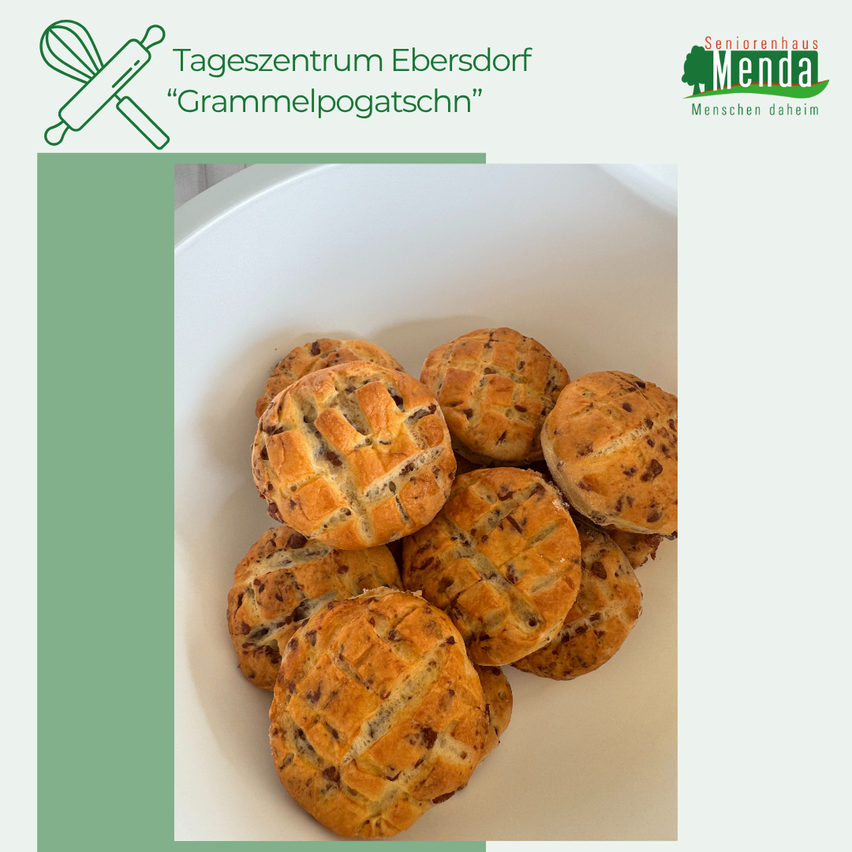 Ein weißer Teller mit Gebäck, genannt 'Grammelpogatschen', vom Tageszentrum Ebersdorf. Die Gebäckstücke sind goldbraun mit einem Rautenmuster und enthalten Schokoladenstückchen.