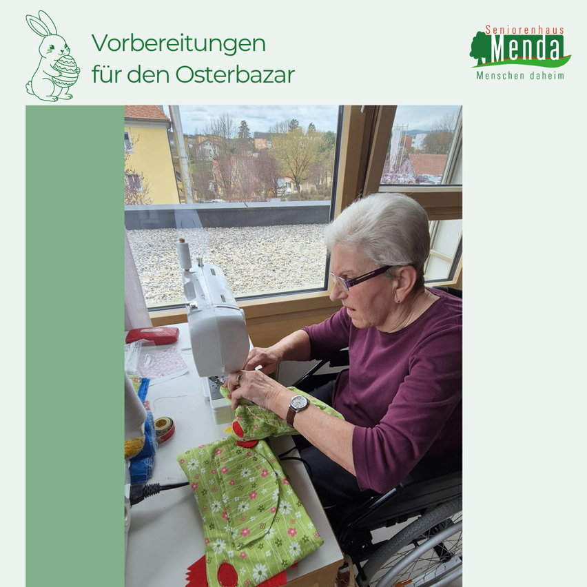 Eine ältere Frau sitzt in einem Rollstuhl und benutzt eine Nähmaschine. Sie stellt eine Osterdekoration her.