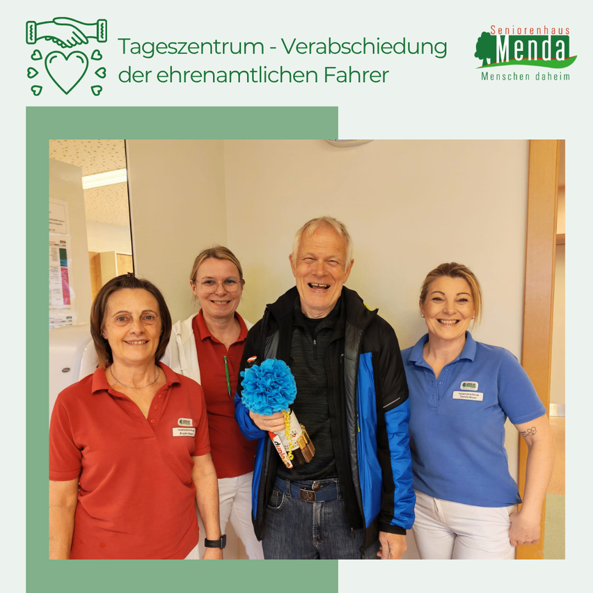 Ein Abschiedsfoto eines älteren Mannes und drei lächelnden Frauen, zwei in roten und eine in blauen Hemden, nebeneinanderstehend.