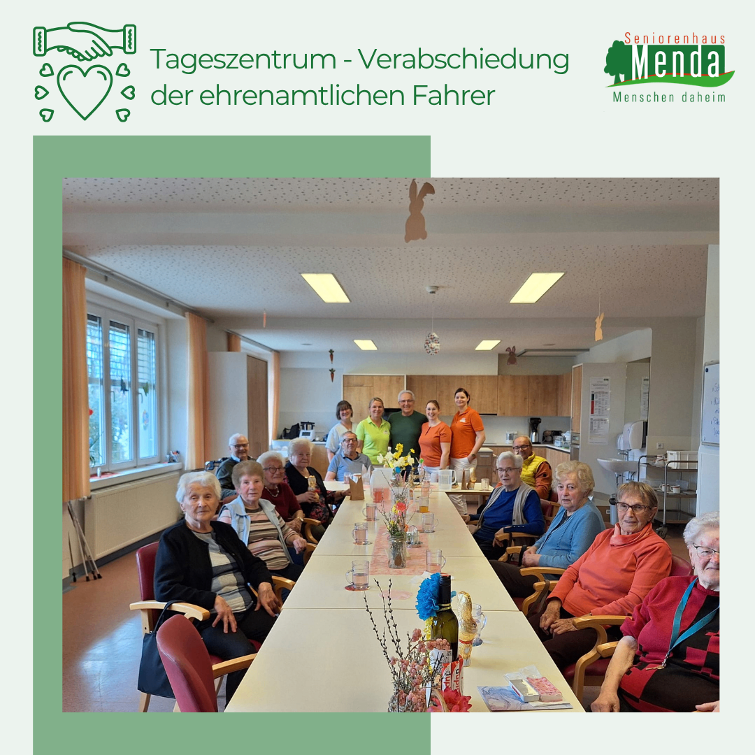 Eine Gruppe älterer Menschen sitzt an einem langen Tisch in einem Esszimmer mit Blumen, Gläsern und Tellern darauf. Der Raum hat ein Fenster, Vorhänge und eine Decke mit Lichtern.