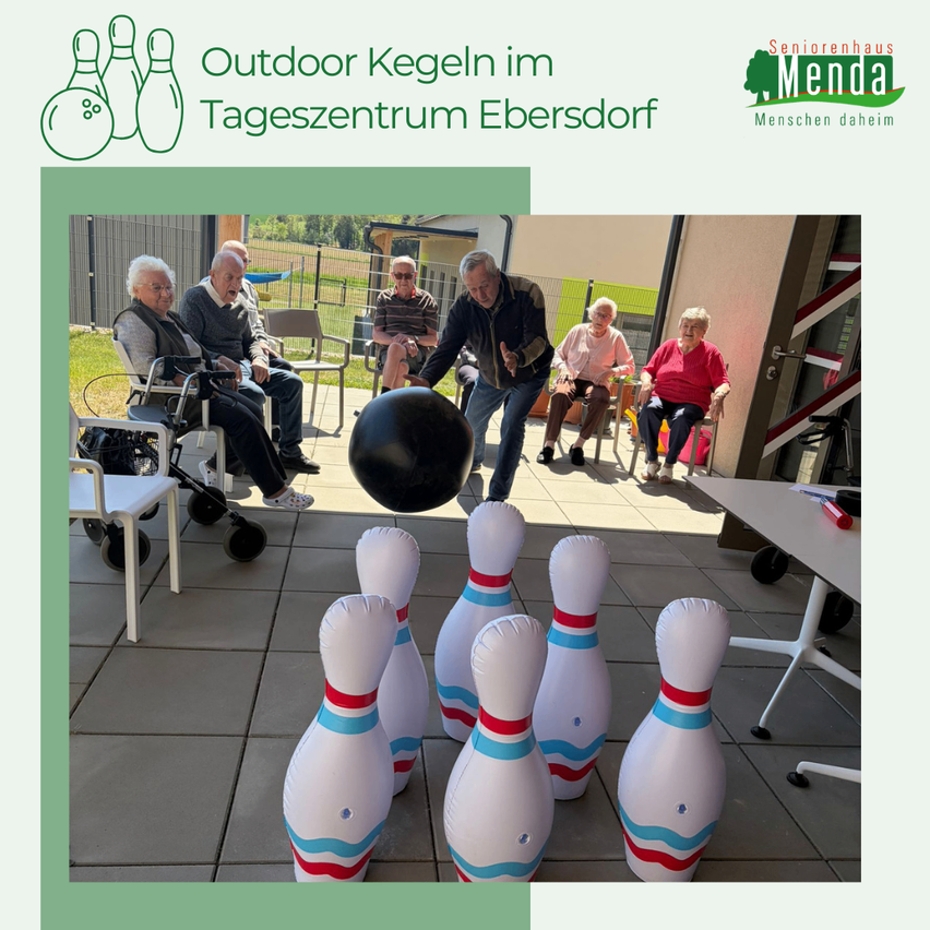Senioren genießen Outdoor-Bowling im Tageszentrum Ebersdorf. Ältere Menschen nehmen am Bowling teil, sitzen auf Stühlen, mit einem Bowlingball, der geworfen wird.