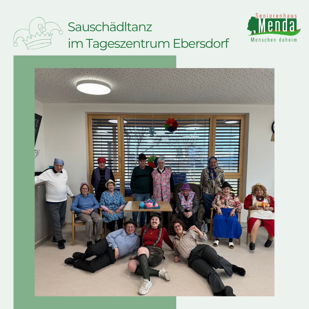 Eine Gruppenaufnahme von Senioren, die ein fröhliches Ereignis in einem Raum mit festlicher Atmosphäre, Luftballons und Dekorationen erleben.