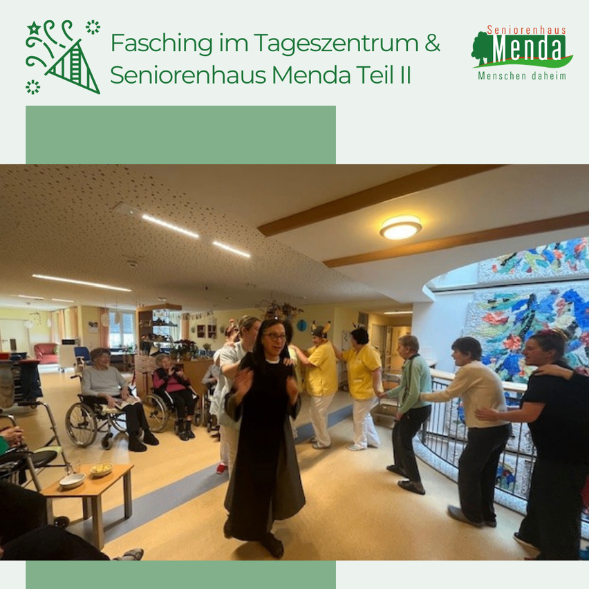 Eine Gruppe älterer Menschen befindet sich in einer Pflegeeinrichtung und tanzt gemeinsam. Der Raum ist mit Stühlen, Tischen und Rollstühlen ausgestattet. Eine Glaswand zeigt farbenfrohe Kunstwerke.