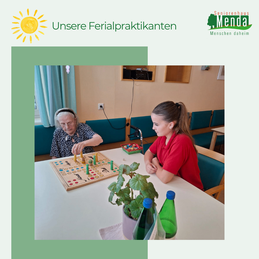 Eine ältere Frau und ein junges Mädchen spielen ein Brettspiel auf einem Tisch in einem Raum.