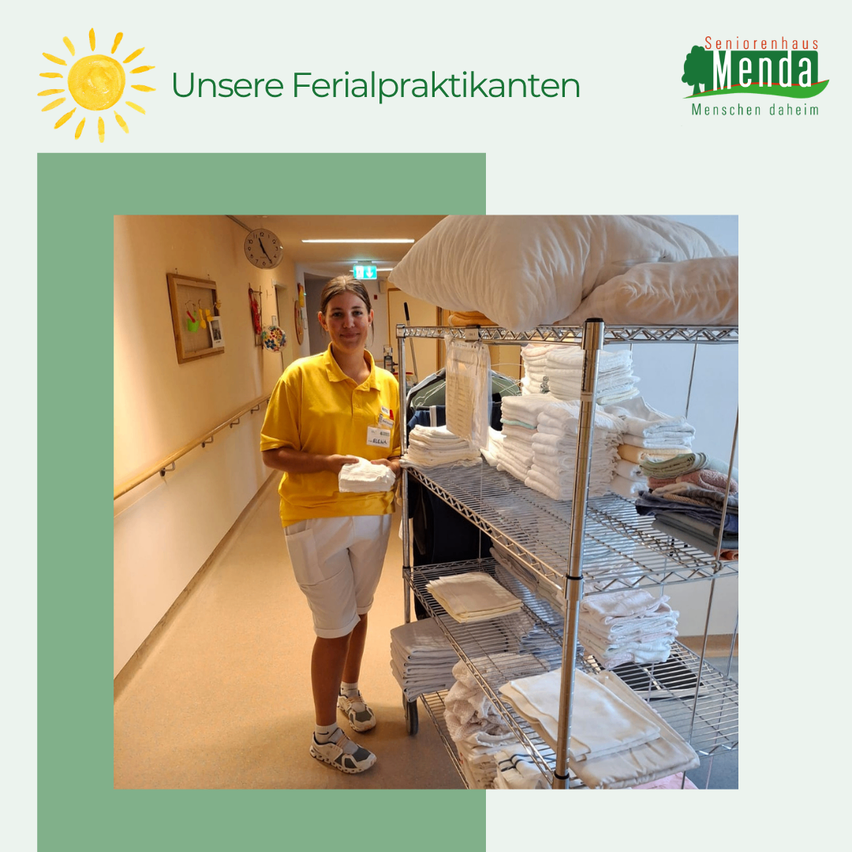 Eine Frau in einem gelben Shirt und weißen Shorts steht in einem Flur, hält ein weißes Tuch in der Hand, mit einem Trolley voller gefalteter Handtücher hinter ihr. Der Flur hat eine Uhr und Bilderrahmen an der Wand.