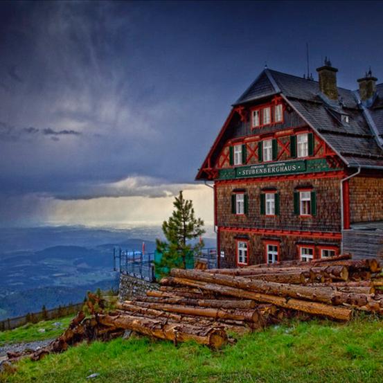 Bild enthält, Building, Outdoors, Shelter, Wood, Nature, Scenery, Housing, Hut, Tree, Neighborhood