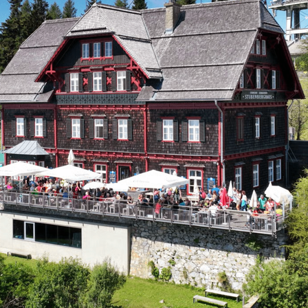 Bild enthält, Outdoors, Cottage, House, Housing, Nature, Scenery, Car, Tree, Grass, Person