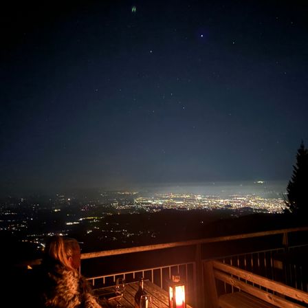 Bild enthält, Night, Outdoors, Lighting, Wood, Adult, Female, Person, Woman, Scenery, Porch