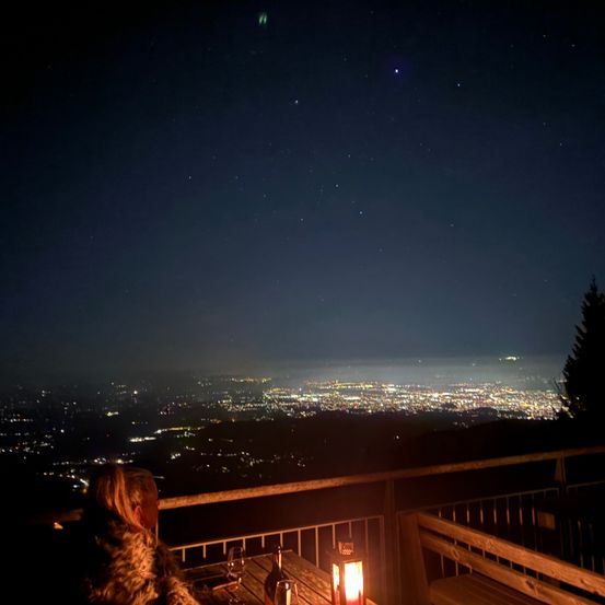 Bild enthält, Night, Outdoors, Lighting, Wood, Adult, Female, Person, Woman, Scenery, Porch