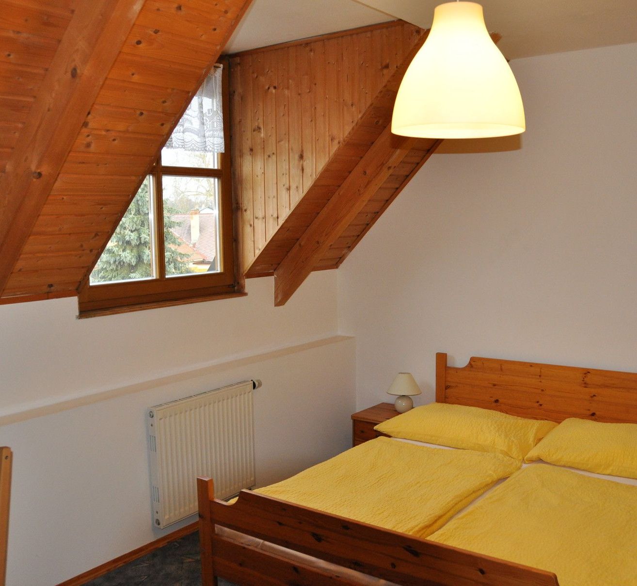 Bild enthält, Indoors, Interior Design, Wood, House, Housing, Loft, Lamp, Bed, Hardwood, Stained Wood