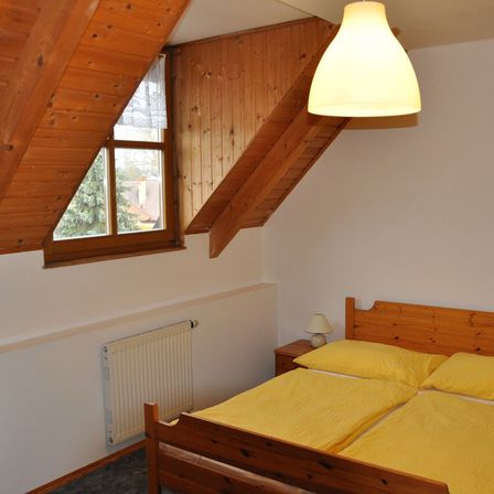 Bild enthält, Indoors, Interior Design, Wood, House, Housing, Loft, Lamp, Bed, Hardwood, Stained Wood