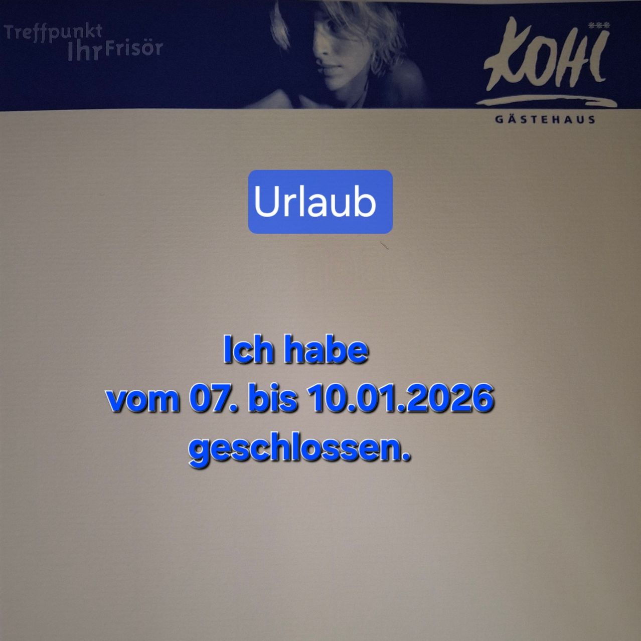 Ein Schild zeigt 'Treffpunkt Ihr Frisör' und 'KOHL GASTEHAUS' mit dem Gesicht einer Frau. Darunter steht 'Urlaub' und 'Ich habe vom 07. bis 10.01.2026 geschlossen.'