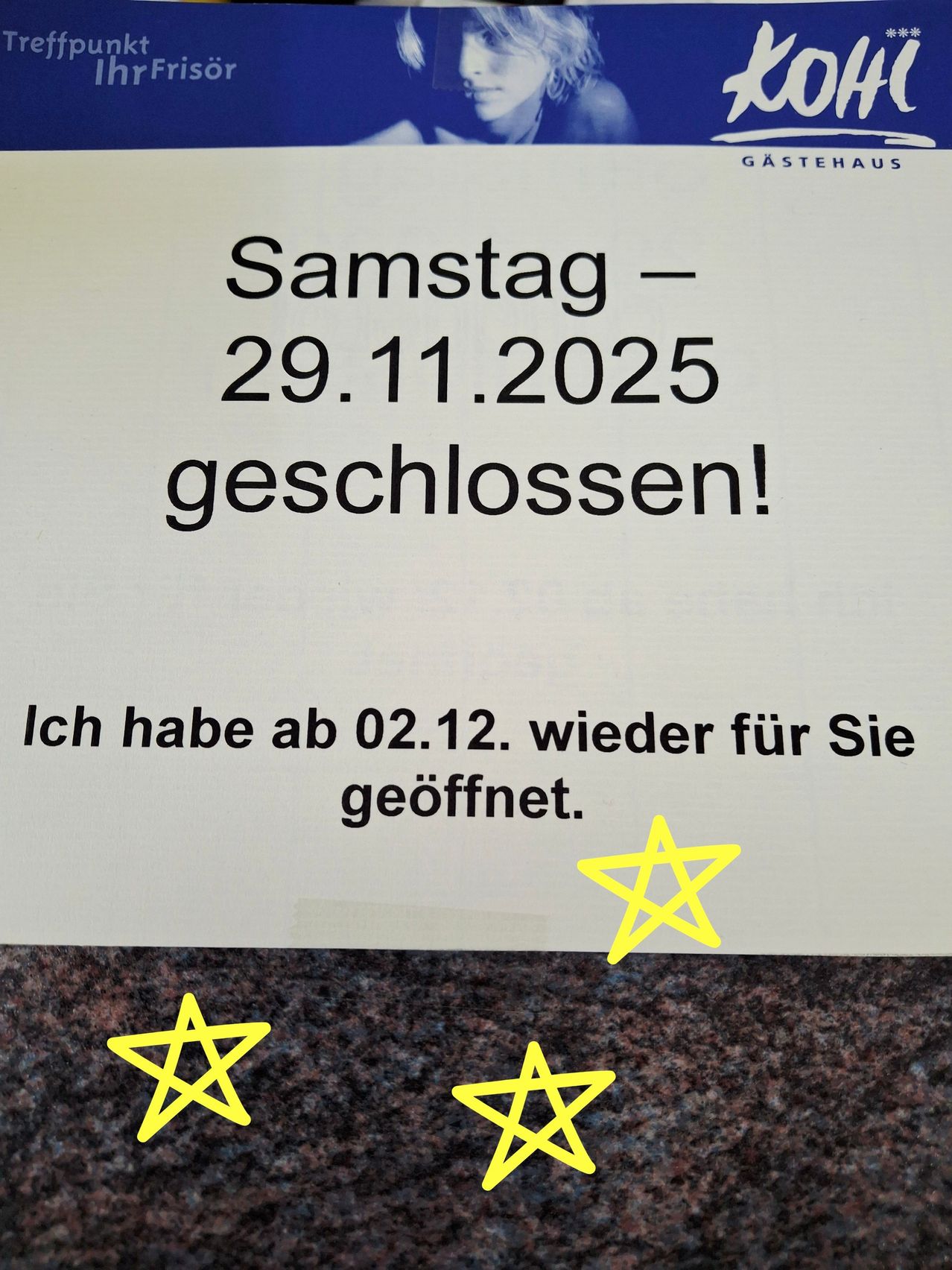 Ein Hinweis sagt, 'Samstag - 29.11.2025 geschlossen!' Darunter steht: 'Ich werde am 02.12. wieder für Sie öffnen.' Gelbe Sterne befinden sich unter dem Text.