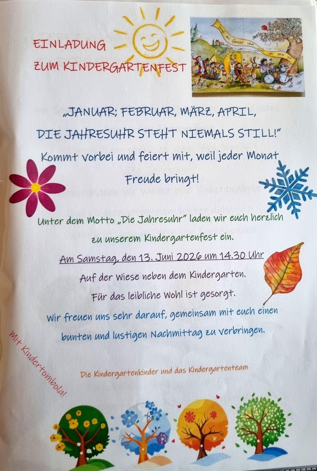 Das Plakat lädt alle zum Kindergartenfest unter dem Motto 'Das Jahr steht nie still.' Die Veranstaltung findet am 13. Juni 2026 um 14:30 auf der Wiese neben dem Kindergarten statt.
