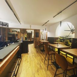 Bild enthält, Indoors, Interior Design, Wood, Hardwood, Stained Wood, Furniture