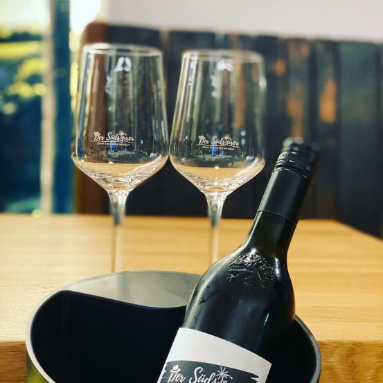 Bild enthält, Nature, Outdoors, Countryside, Alcohol, Beverage, Rural, Farm, Vineyard